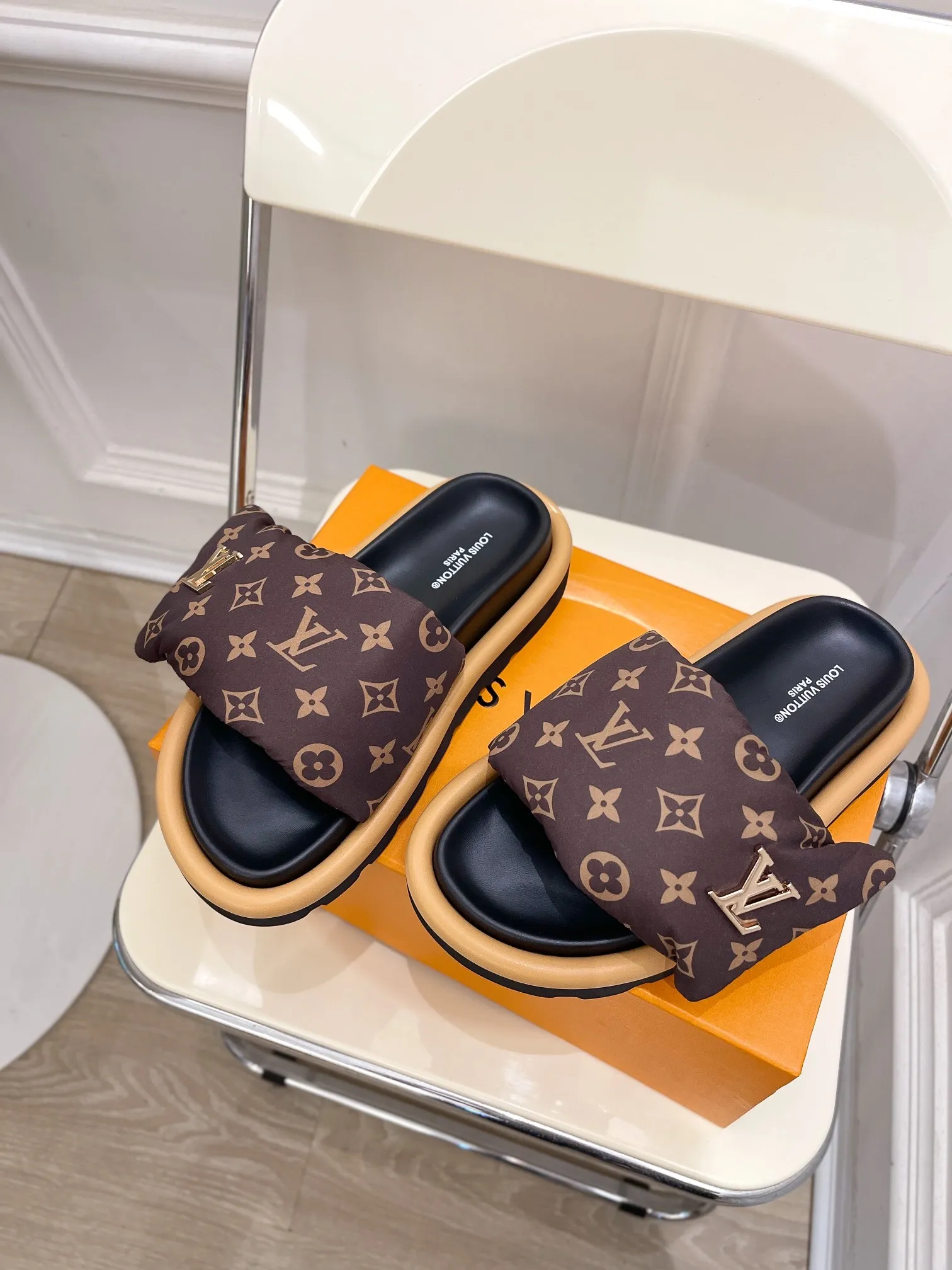 Factory direct sales 180👟👟 Women's Shoes Women's Clothing Women's Shoes Women's Clothing Women's Shoes Women's Clothing LV | Louis Vuitton ²⁰²³ 𝐬𝐬 🧡💚2023 Spring and Summer New Products The counter features the latest embossed slippers and hard goods🆕 High-end! A popular model among bloggers at home and abroad, it’s retro and fashionable and looks amazing on your feet! Mainly recommended model on the official website★ ━━━━━ ЅᏇєєt ━━━━━ ▪️Upper: High-customized mercerized cloth➕Embossed ▪️Inner lining: Imported goatskin lining ▪️Outsole: Original open-molded non-slip and wear-resistant foam sole ▪️Code number: women's code 35-40 men's code 39-44